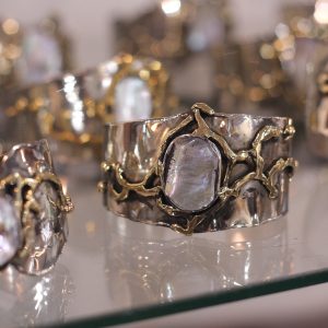 Brazaletes, collares, broches