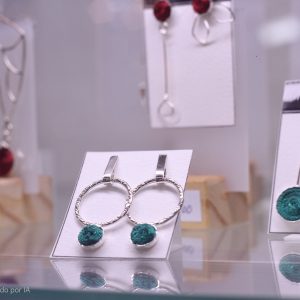 Colgantes o collares y aros /caravanas Plata e hilos de seda