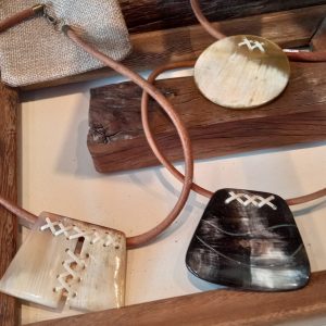 Collares, anillos, caravanas, pulseras de guampa