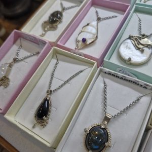 Collares con piedras semipreciosas. Aros,  Caravanas, pulseras, anillos
