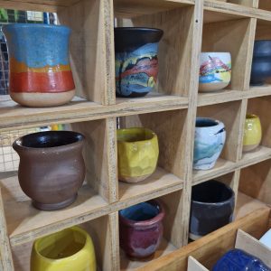 Mates, tazas, teteras, cucharones realizados en cerámica esmaltada
