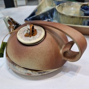 Teteras, fuentes, tazas, platos en cerámica esmaltada